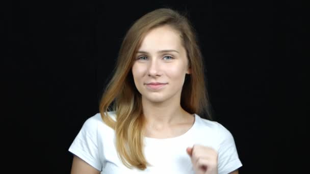 Närbild Porträtt Young Happy Handsome Kaukasiska Kvinna Gör Call Gest — Stockvideo