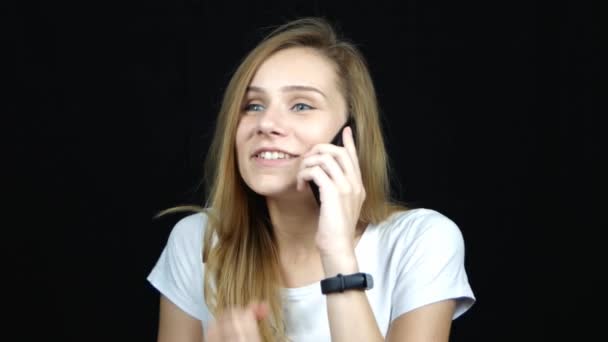 Jovem Mulher Caucasiana Alegre Sorriu Shirt Falando Por Smartphone Sobre — Vídeo de Stock