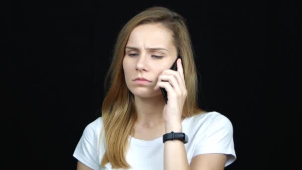 Jonge Boos Verdrietig Blanke Vrouw Shirt Praten Met Smartphone Zwarte — Stockvideo