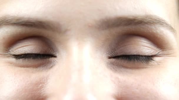 Zbliżenie Kobiecych Oczu Szczegóły Otwarcia Niebieskie Oczy Kobiety Patrząc Kamerę — Wideo stockowe