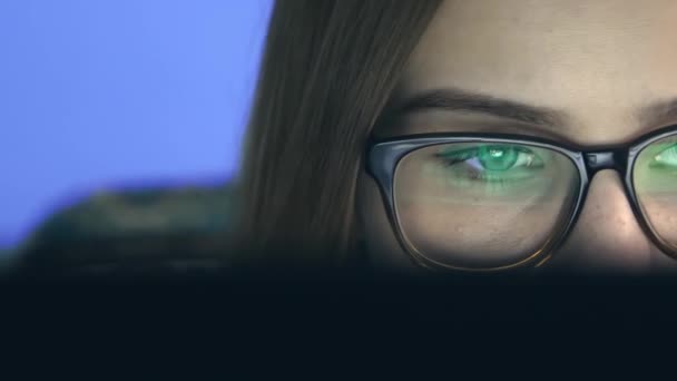 Νεαρή Γυναίκα Γυαλιά Μάτια Βλέπουν Την Οθόνη Σερφάρισμα Στο Διαδίκτυο — Αρχείο Βίντεο