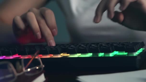 Close Tiro Mulher Mão Digitando Teclado Computador Com Iluminação Multi — Vídeo de Stock