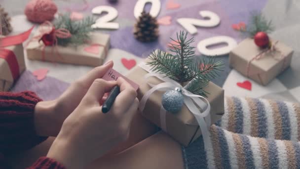 Jovem Mulher Escrevendo Cartão Natal Rótulo Rosa Seus Joelhos Casa — Vídeo de Stock