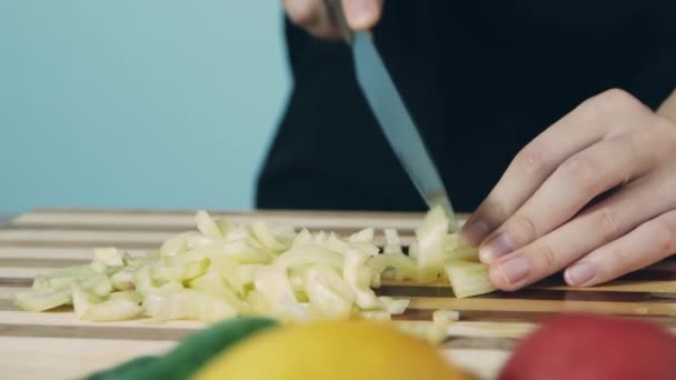 Mes Snijdt Gele Peper Snijden Van Paprika Houten Snijplank Close — Stockvideo