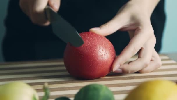 Close Tiro Mãos Mulheres Usando Lâmina Faca Cozinha Cortar Tomate — Vídeo de Stock