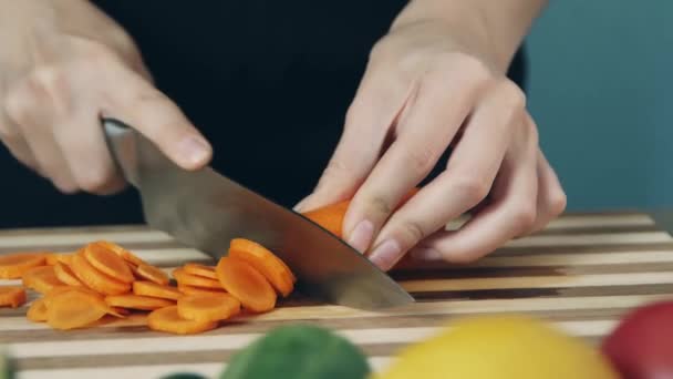 Zanahorias Que Cortan Rodajas Sobre Tabla Cortar Madera Utilizando Cuchillo — Vídeos de Stock