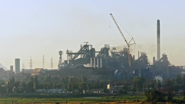 Průmyslové Trubky Pollute Atmosféru Kouřem Znečištění Vzduchu Komína Továrny Celosvětové — Stock video