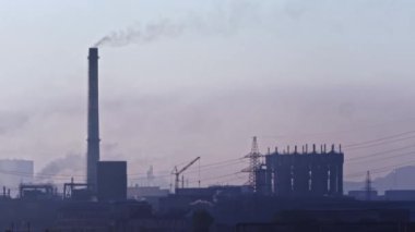 Duman yığın gökyüzü doldurma buhardan billowing. Çelik elektrik fabrikasının sigara bacaları. Kapat şunu. Gündoğumu Kirleme ortamında çelik fabrikası bacaları. Hava kirliliği konsepti. 