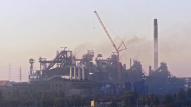 Endüstriyel borular Smoke Ile atmosferi kirletmez. Fabrika bacalarından gelen dumanla hava kirliliği. Çelik bitki boru emisyonları tarafından küresel atmosferik kirliliği.