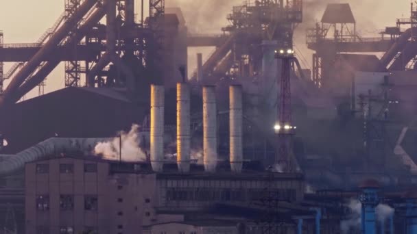 Industriële Buizen Vervuilen Atmosfeer Met Rook Luchtvervuiling Door Rook Uit — Stockvideo