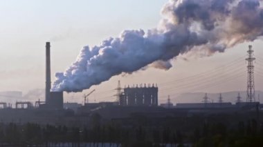 Duman yığın gökyüzü doldurma buhardan billowing. Çelik elektrik fabrikasının sigara bacaları. Kapat şunu. Gündoğumu Kirleme ortamında çelik fabrikası bacaları. Hava kirliliği konsepti. 