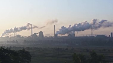 Endüstriyel borular Smoke Ile atmosferi kirletmez. Fabrika bacalarından gelen dumanla hava kirliliği. Çelik bitki boru emisyonları tarafından küresel atmosferik kirliliği.