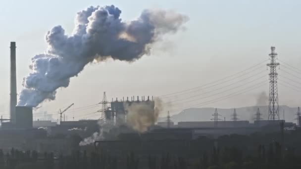 Gomolygó Gőzt Füstverem Töltő Égen Egy Acél Füstgyár Dohányzási Kéménye — Stock videók