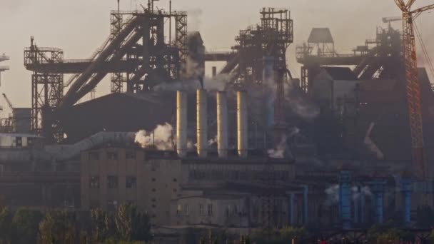 工業用パイプは煙で大気を汚染します 工場の煙突から煙が出る大気汚染 鉄鋼プラント配管排出量による世界の大気汚染 — ストック動画
