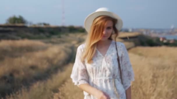 Cerca Retrato Joven Hermosa Mujer Sonriente Vestido Blanco Sombrero Mimbre — Vídeos de Stock