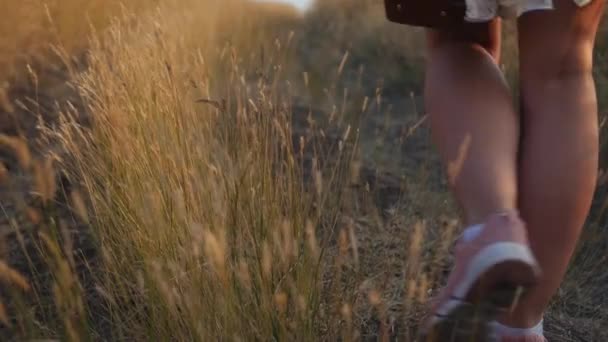 Jeune Belle Femme Baskets Roses Robe Blanche Marchant Sur Prairie — Video