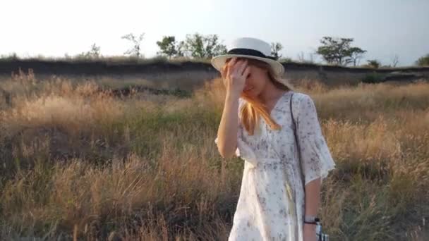 浪漫和无忧无虑的年轻女子在柳条帽子在慢动作视频行走在外地享受自由和平静在农村自然在假期假期 特写肖像 — 图库视频影像
