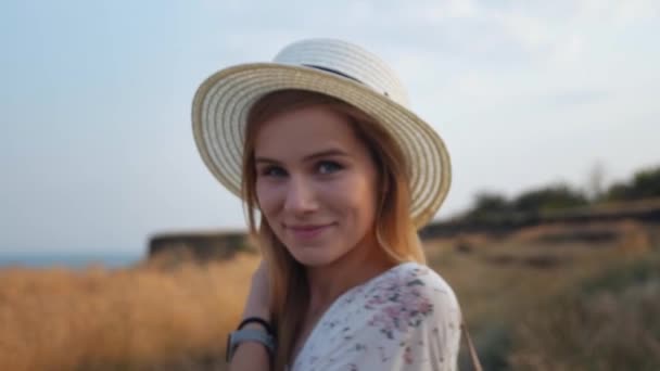 Retrato Encantadora Chica Inspirada Vestido Blanco Con Una Sonrisa Encantadora — Vídeos de Stock