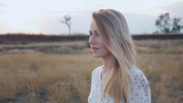 Joven Hermosa Mujer Despreocupada Disfrutando Naturaleza Luz Del Sol Campo — Vídeos de Stock