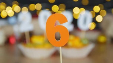 Yeni yıl Countdown 2020. Mutlu yeni yıl çilek Cupcakes ile 2020 numaraları ile bokeh Noel peri ışıkları arka plan. Yeni yıl 2020 sembolü olarak sayılar ile cupcakes. 