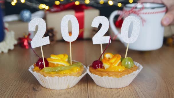 Šťastný nový rok 2020. Šťastný nový rok bobulové koláče s 2020 čísly berou ženské a mužské ručičky na vánoční víly.