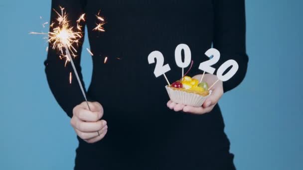 Manos Femeninas Sosteniendo Pastelitos Bayas Feliz Año Nuevo Con Números — Vídeos de Stock