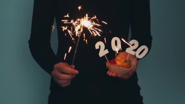 Kobiece Ręce Gospodarstwa Szczęśliwego Nowego Roku Jagody Cupcakes Numerami 2020 — Wideo stockowe