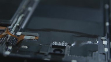 Cep telefonu tamirinin yakın çekim. Akıllı telefonun dahili bileşenleri. Sökülmüş cep telefonu. Cep Telefonu Aküsü. Ayrıntı için ana sökülmüş mobil cihaz. Çipler ve akıllı telefonun ayrıntıları