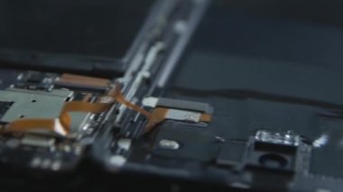 Cep telefonu tamirinin yakın çekim. Akıllı telefonun dahili bileşenleri. Sökülmüş cep telefonu. Cep Telefonu Aküsü. Ayrıntı için ana sökülmüş mobil cihaz. Çipler ve akıllı telefonun ayrıntıları