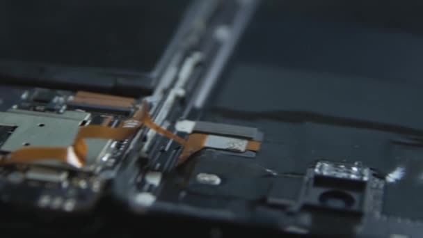 Primo Piano Una Riparazione Cellulare Componenti Interni Uno Smartphone Cellulare — Video Stock