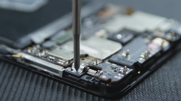 Imagem Close Mostrando Processo Reparação Telefone Celular Mãos Reparador Saindo — Vídeo de Stock