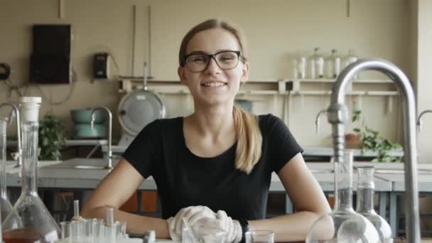 Retrato Una Joven Científica Trabajando Laboratorio Estudiante Química Sonriendo Mirando — Vídeo de stock