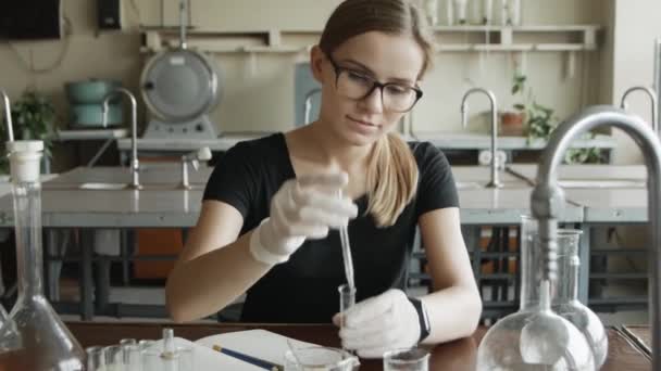 Den Seriösa Kemiststudenten Gör Sin Forskning Porträtt Ung Kvinna Kemi — Stockvideo