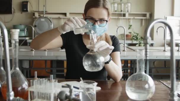 Una Seria Estudiante Química Enmascarada Está Investigando Retrato Mujer Joven — Vídeo de stock