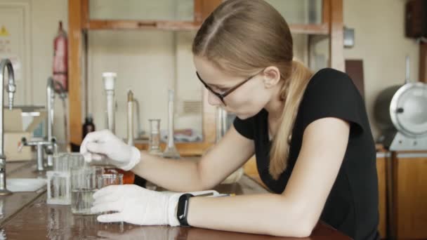 Student Kemist Gör Arbete Och Experiment College Föreläsning Närbild Porträtt — Stockvideo