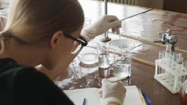 Estudiante Químico Hacer Trabajo Experimentos Durante Una Conferencia Universidad Primer — Vídeo de stock