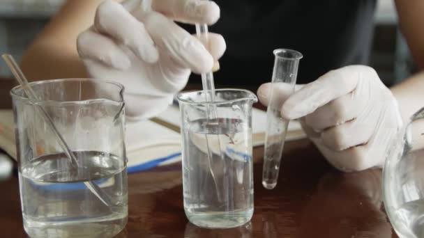 Cientista Trabalhar Com Reacção Química Laboratório Química Reação Química Frasco — Vídeo de Stock