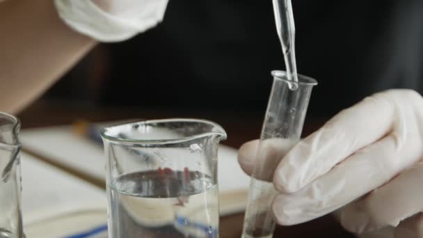 Kimya Laboratuvarında Kimyasal Reaksiyonla Çalışan Bilim Adamı Cam Şişesinde Kimyasal — Stok video
