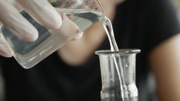 Студентський Хімік Наповнює Реагент Вимірювальної Чашки Колбу Класі Хімії Крупним — стокове відео