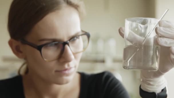 Close Retrato Jovem Sala Aula Universidade Laboratório Estudante Fazendo Experimentos — Vídeo de Stock