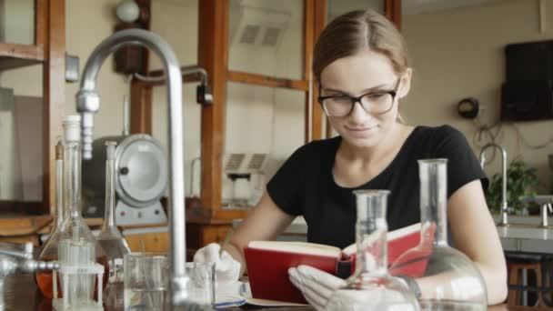 Estudiante Caucásica Trabajadora Estudia Para Una Clase Aula Química Mujer — Vídeo de stock