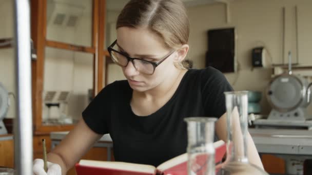 Працьовита Біла Студентка Навчається Уроках Хімії Жінка Коледжі Закінчує Домашнє — стокове відео