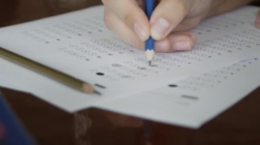 Okul / üniversite öğrencileri sınava giriyor, sınav odasında optik formda kalem tutan kağıt kâğıt kağıdı üzerine kimya sınıfında son test yapıyor. 