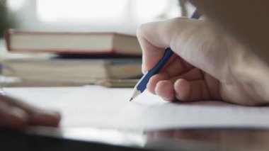 Okul / üniversite öğrencileri sınava giriyor, sınav odasında optik formda kalem tutan kağıt kâğıt kağıdı üzerine kimya sınıfında son test yapıyor. 
