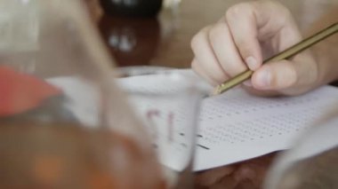 Eğitim öğrencileri sınavlarını kalemle test ediyor, çoktan seçmeli sınavlar için sınav lar için okul, kimya sınıfında üniversite üniversite cevapları alıştırmaları