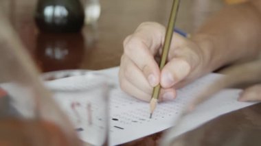 Eğitim öğrencileri sınavlarını kalemle test ediyor, çoktan seçmeli sınavlar için sınav lar için okul, kimya sınıfında üniversite üniversite cevapları alıştırmaları