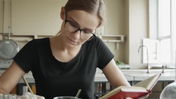 Die Fleißige Kaukasische Studentin Studiert Für Eine Klasse Ihrem Chemiestudio — Stockvideo