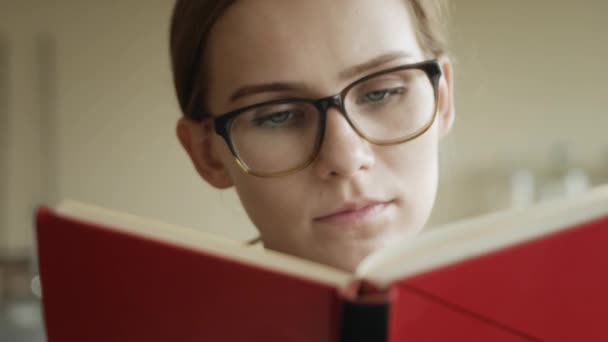 Jovem Óculos Livro Leitura Sala Aula Química Universidade — Vídeo de Stock