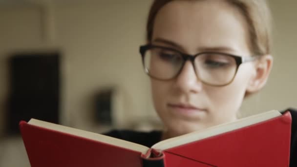 Üniversitekimya Sınıfında Gözlüklü Genç Kız Kitap Okuyor — Stok video