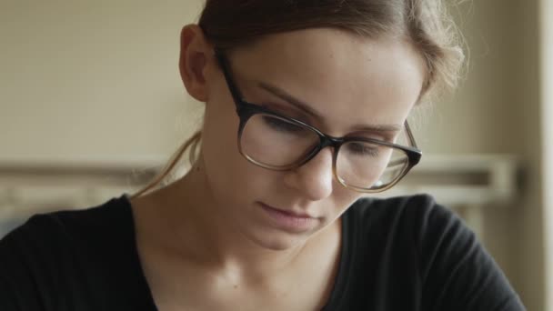 Junges Mädchen Mit Brille Liest Buch Chemie Hörsaal Der Universität — Stockvideo